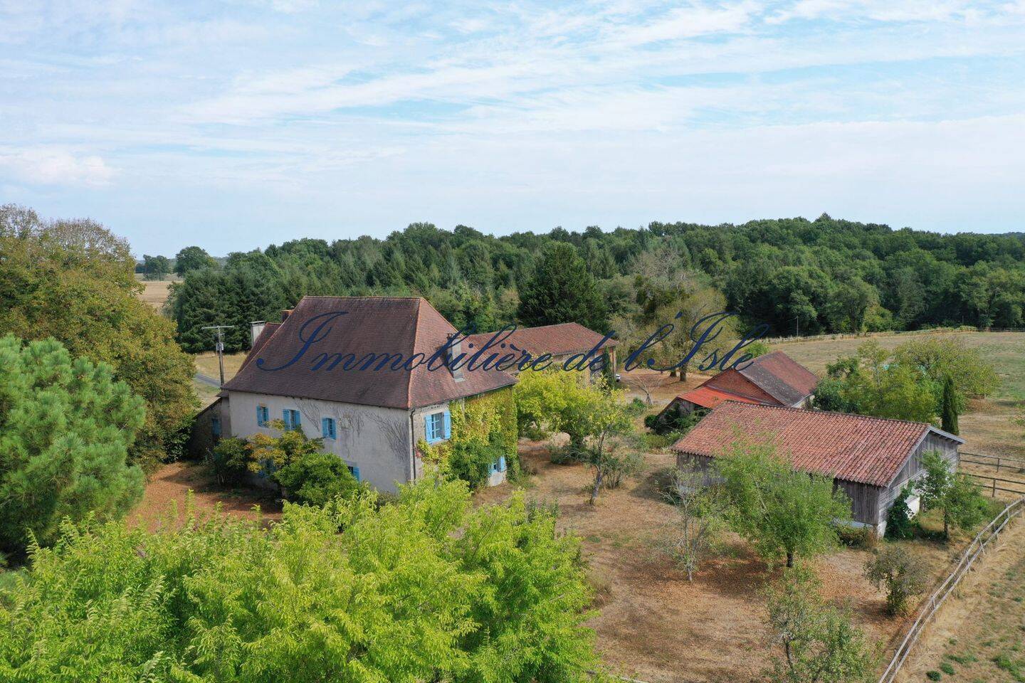 DOMAINE DE CARACTERE XVIIè sur 35ha avec ETANG