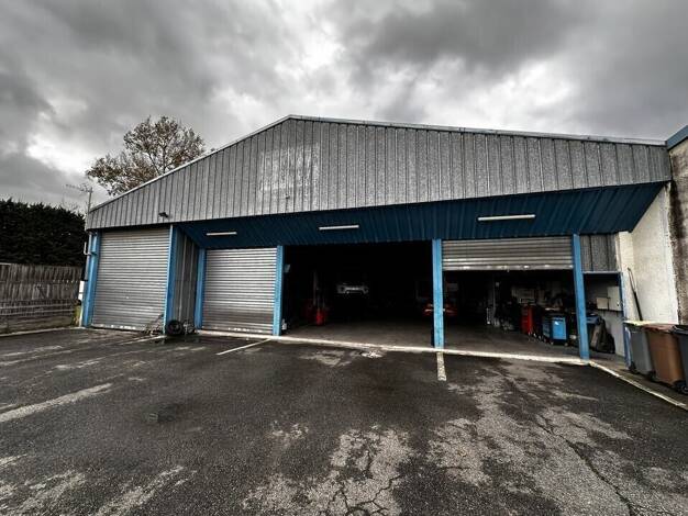 Local d'activités à vendre 800 000 € 435 m² d'espace de stockage Lons 64140