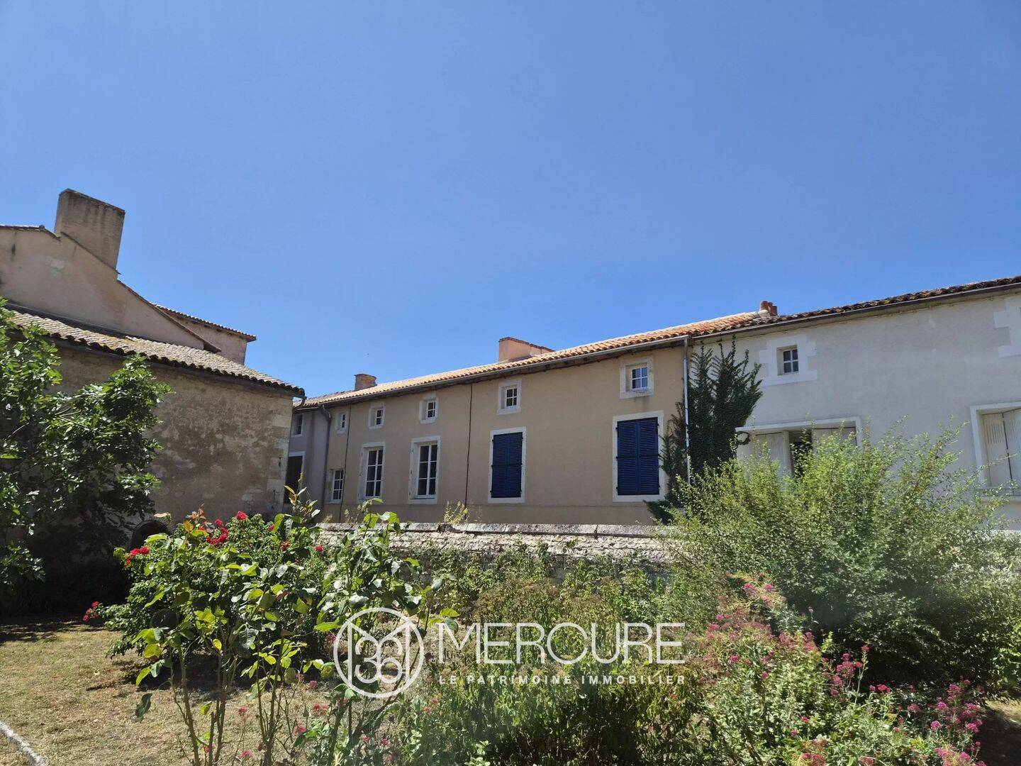 Maison 6 pièces 200 m² · à Charroux · 200 m² · 139 000 €