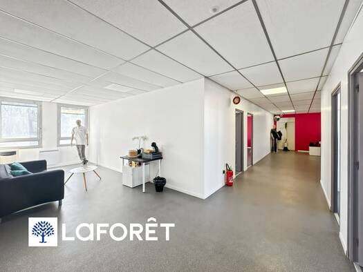 Espace bureau à vendre 224 500 € 209 m² de bureaux Saint Lazarre-Bois de l'Epine-Hippodrome Ris-Orangis 91130
