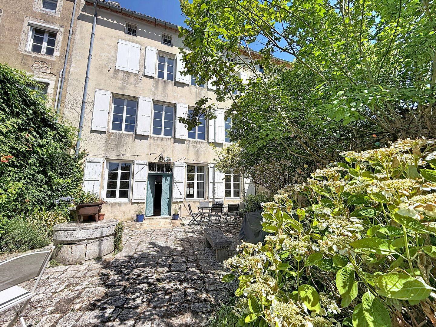 Maison 9 pièces 295 m² · à La Rochefoucauld-en-Angoumois · 295 m² · 469 000 €
