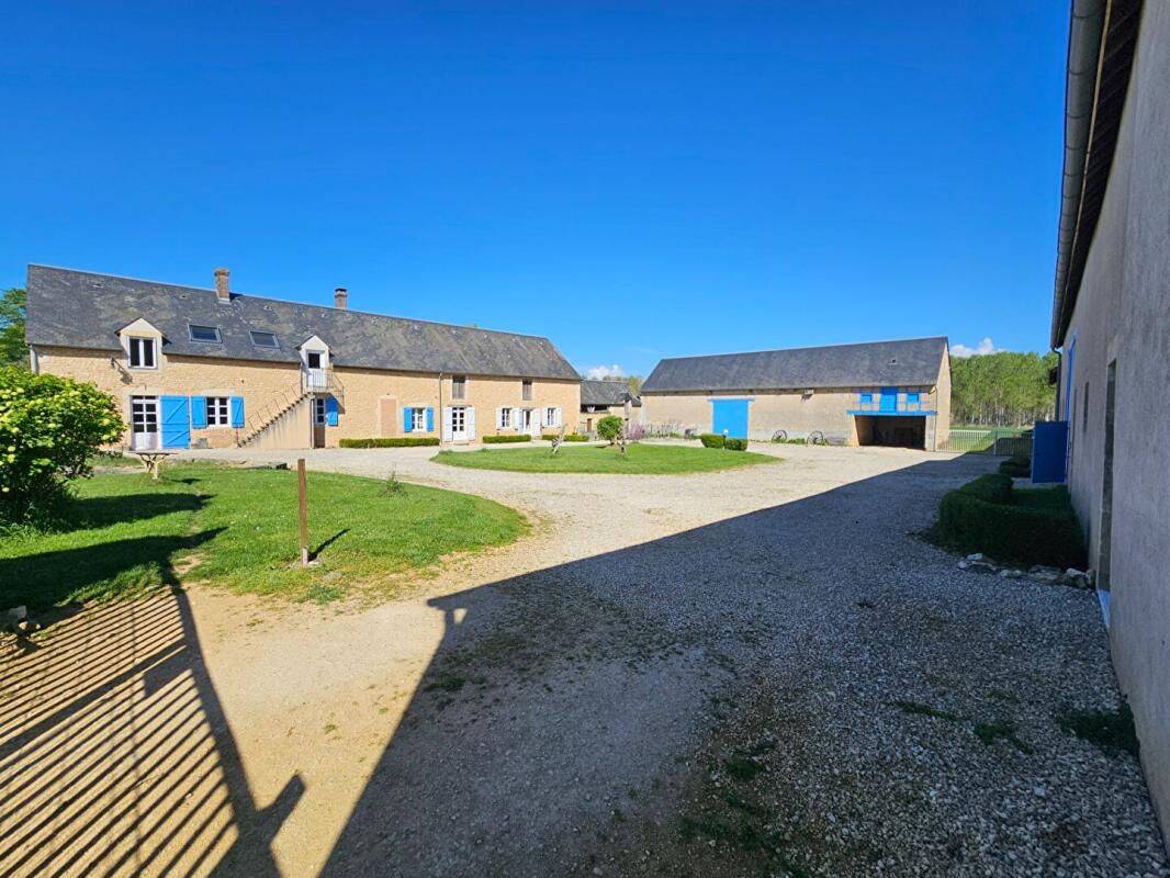 Maison 11 pièces 311 m² · à Moulins-sur-Yèvre · 311 m² · 525 000 €