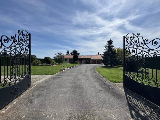 Maison à vendre 420 000 € 6 pièces 3 chambres 198,2 m² 5 709 m² de terrain Saint-Gaudens 31800