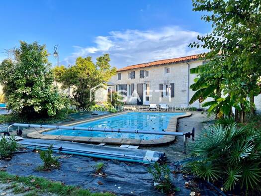 Maison à vendre 490 000 € 7 pièces 5 chambres 265 m² 2 767 m² de terrain Les Gonds 17100