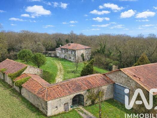 Demeure à vendre 264 000 € 8 pièces 3 chambres 177 m² 62 565 m² de terrain Verdille 16140
