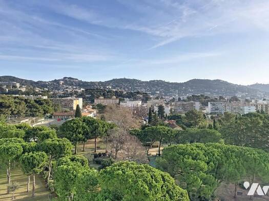 Appartement en viager occupé Bouquet 43 200 € 3 pièces 1 chambre 70,2 m² Étage 11/13 Le Cannet 06110