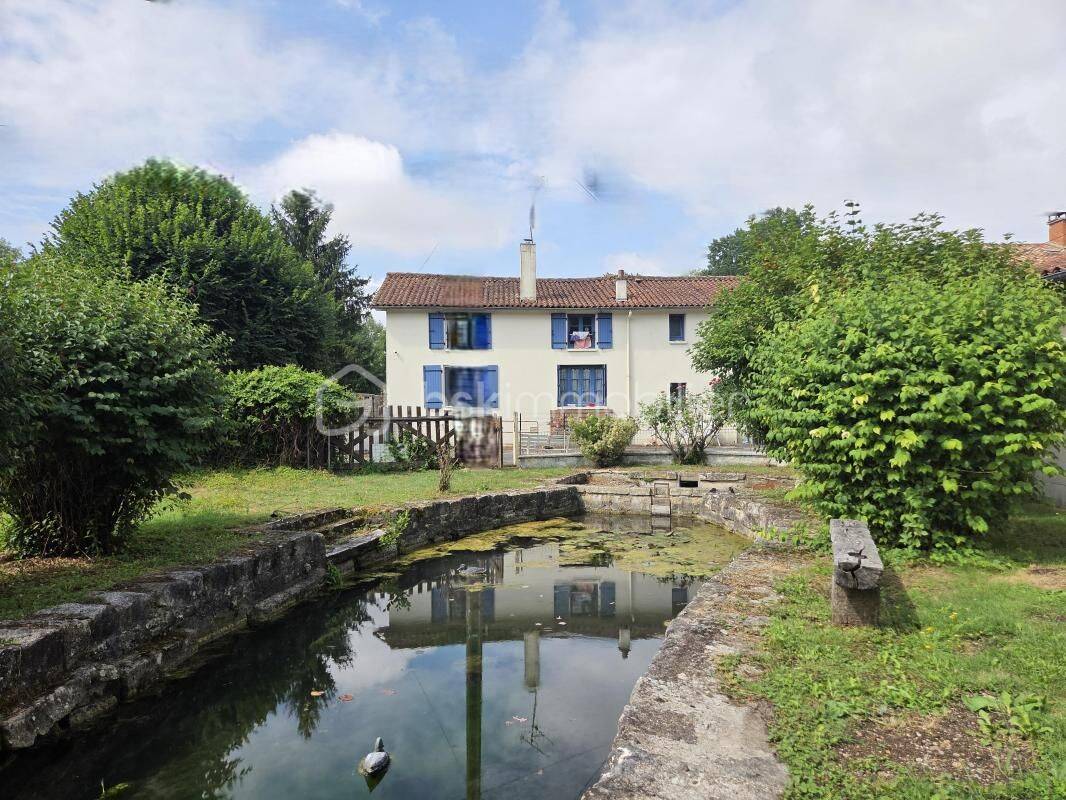 Maison 7 pièces 234 m² · à Chef-Boutonne · 234 m² · 220 000 €
