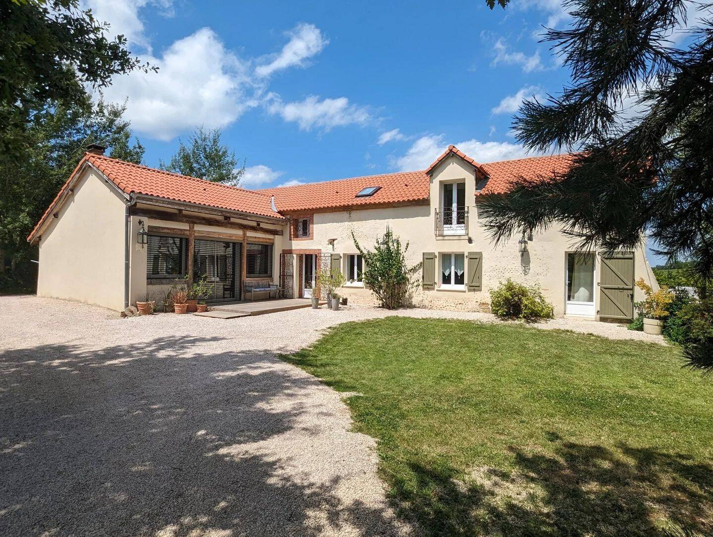 Maison 8 pièces 230 m² · à Lembeye · 230 m² · 473 000 €