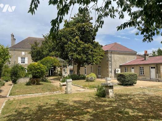 Maison à vendre 295 000 € 3 chambres 242 m² 1 334 m² de terrain Gençay 86160