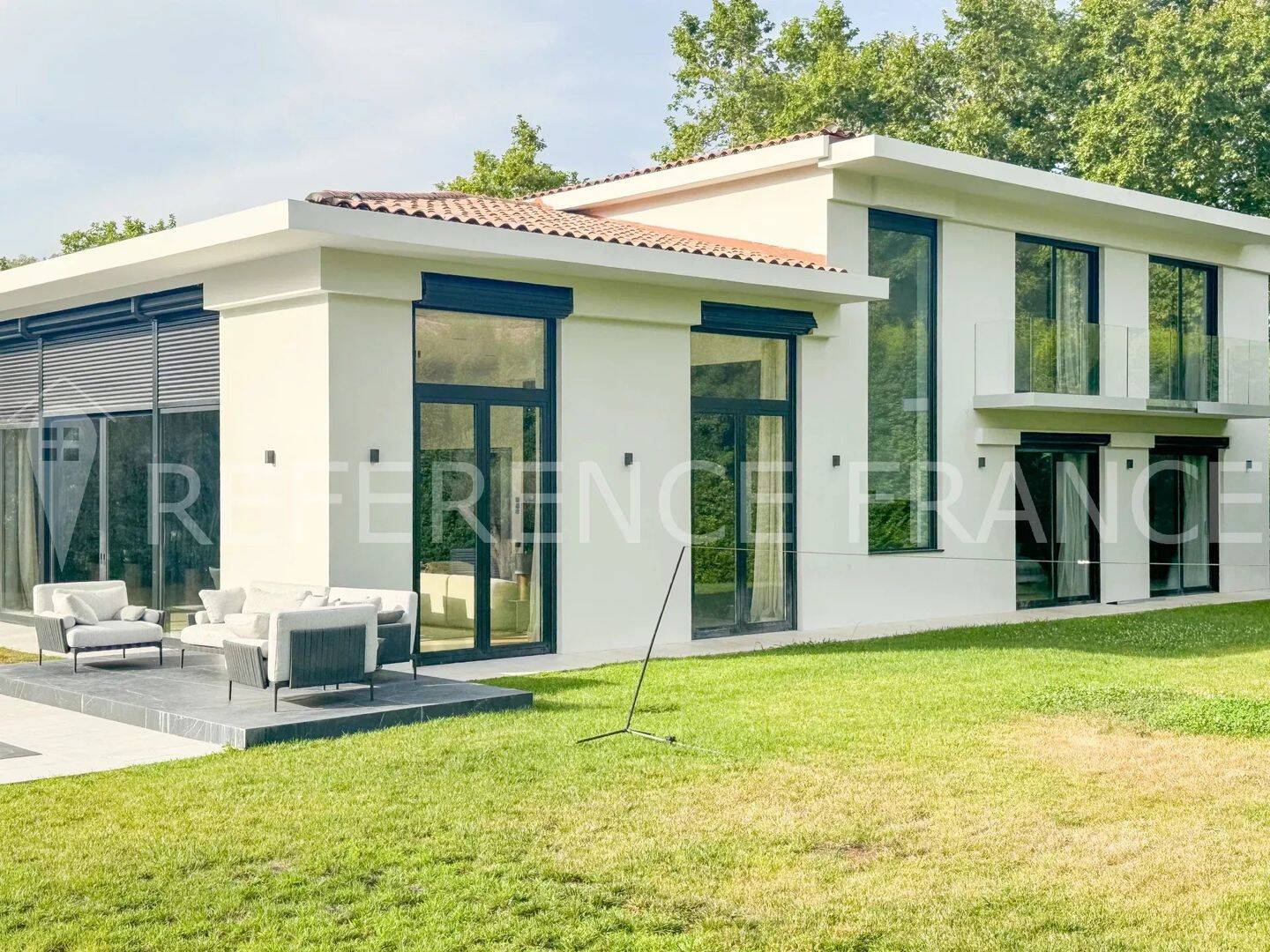 Maison 7 pièces 320 m² · à Mougins · 320 m² · 16 000 €