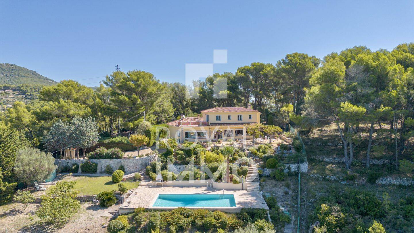 Maison 8 pièces 227 m² · à Sanary-sur-Mer · 226,7 m² · 1 730 000 €