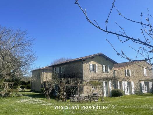 Demeure à vendre 997 000 € 19 pièces 13 chambres 600 m² 8 972 m² de terrain Branne 33420