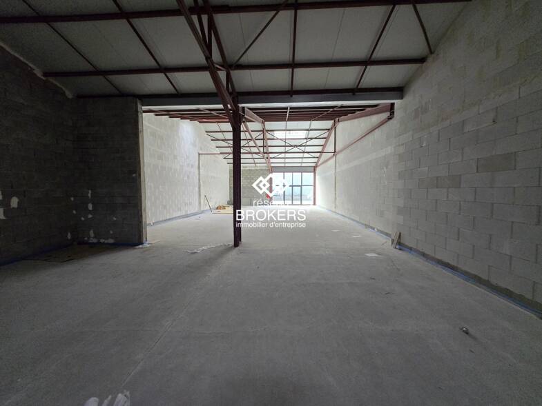 Local commercial à louer 3 056 € 320 m² de surface de vente Arbent 01100