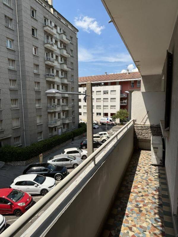 A LOUER - T3 MEUBLE AVEC BALCON - 3 RUE PIERRE RUIBET — 3