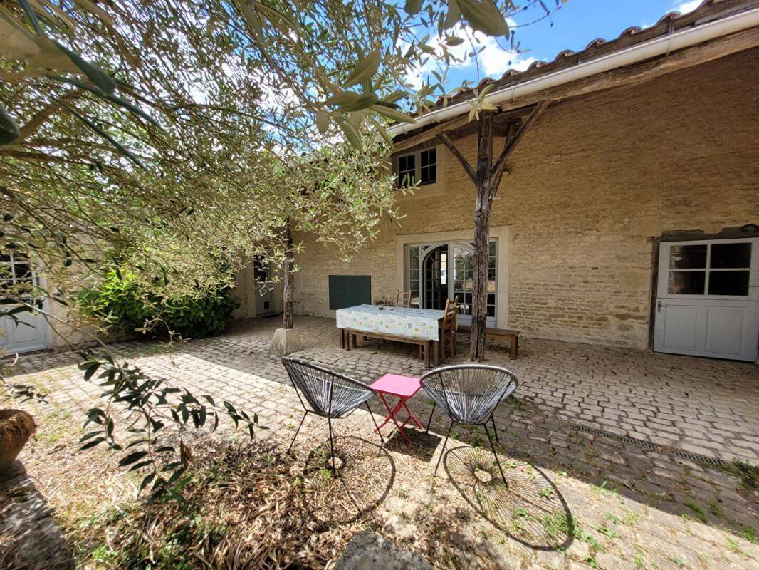 Maison 6 pièces 137 m² · à Les Magnils-Reigniers · 137 m² · 230 000 €