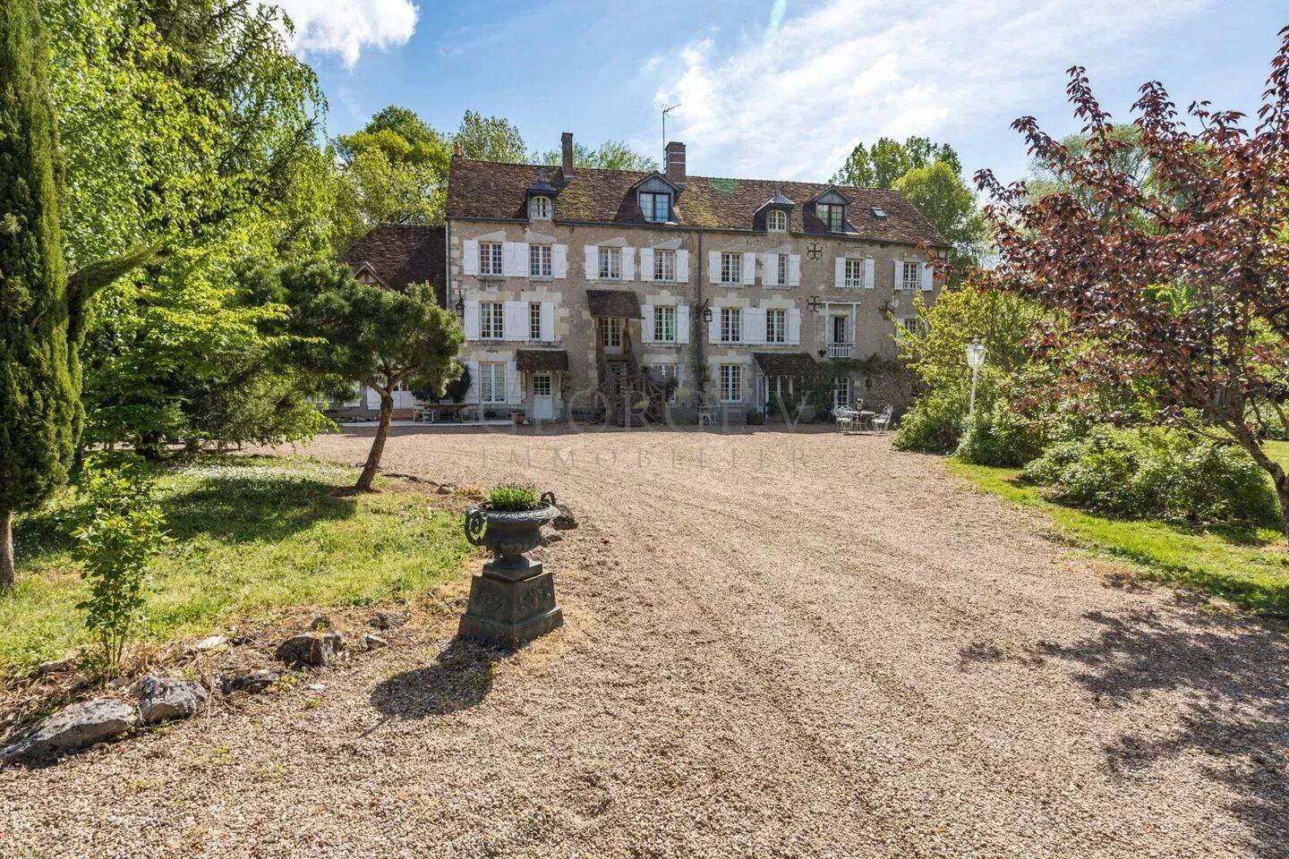 Maison 24 pièces 300 m² · à Mont-près-Chambord · 300 m² · 1 990 000 €