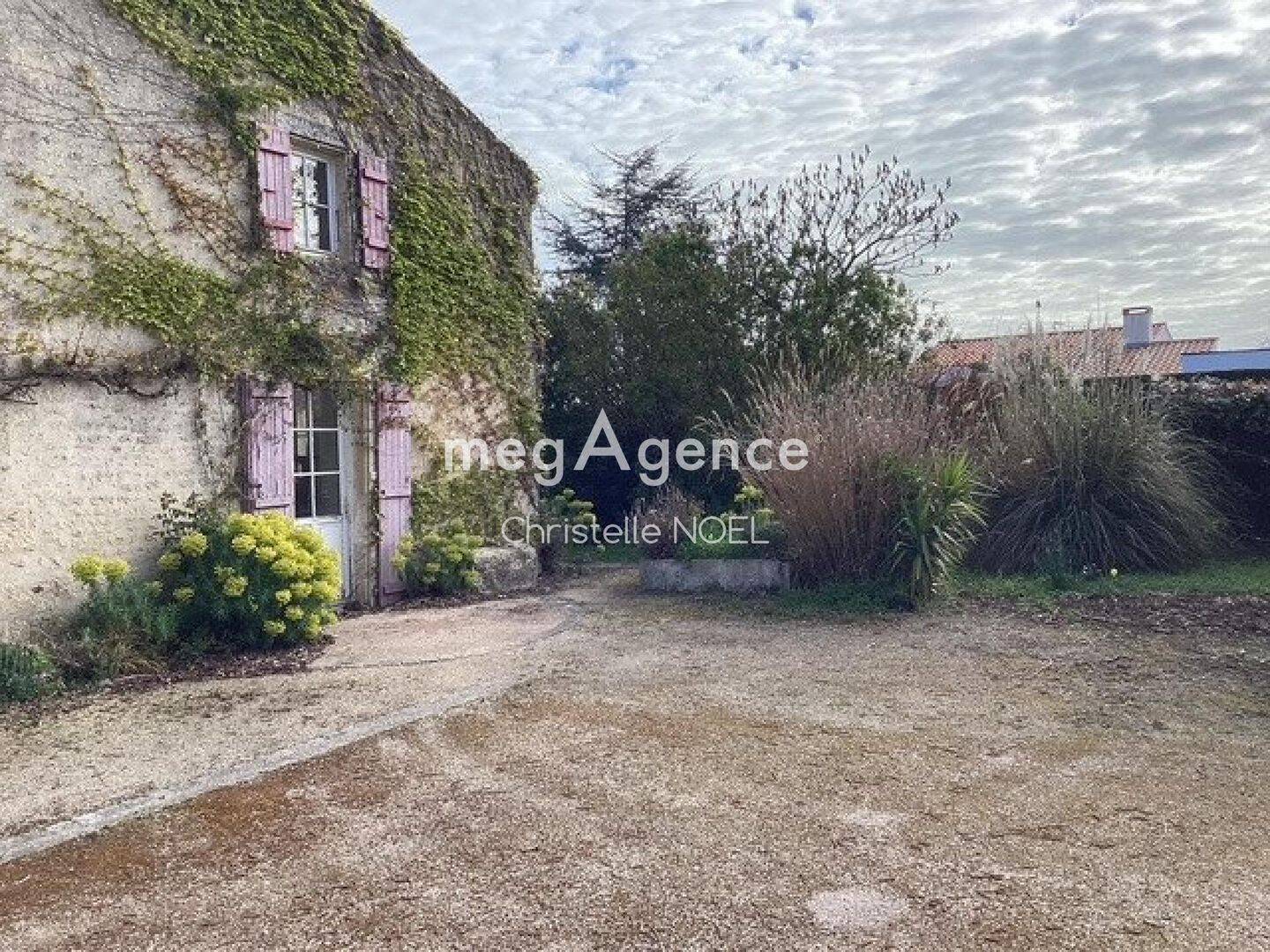 Maison 9 pièces 175 m² · à Sainte-Gemme-la-Plaine · 175 m² · 180 000 €