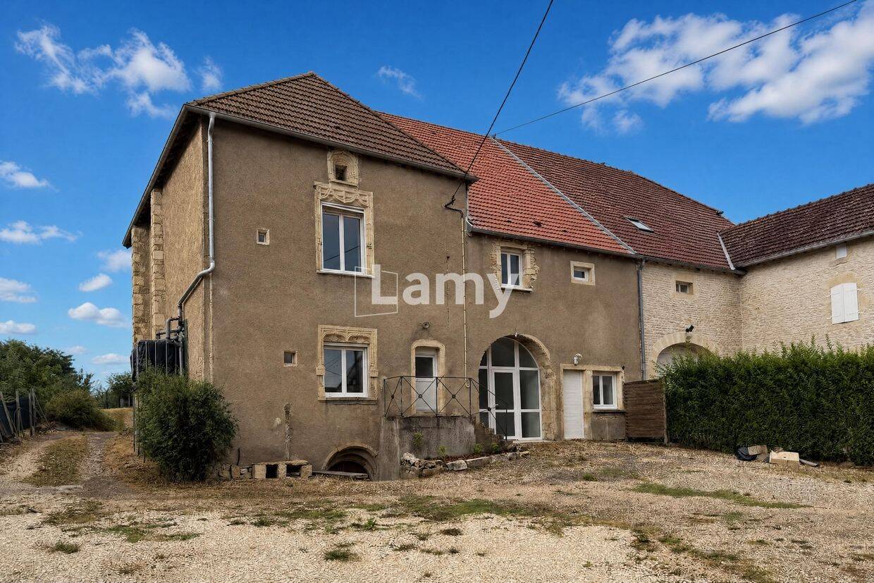 Maison 8 pièces 271 m² · à Combeaufontaine · 271 m² · 209 000 €
