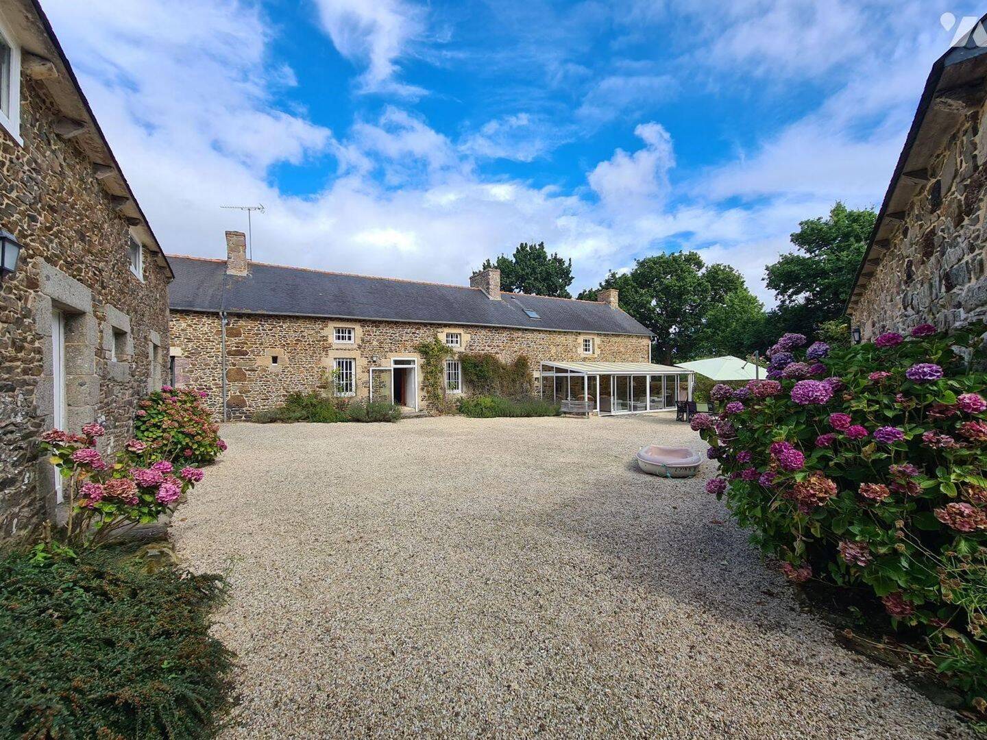 Maison 12 pièces 330 m² · à Pléguien · 330 m² · 677 000 €