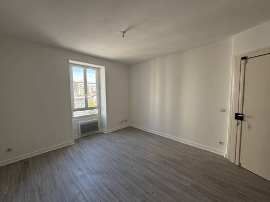 Appartement à louer 950 € 3 pièces 2 chambres 43 m² Étage 3/4 Centre Annemasse 74100