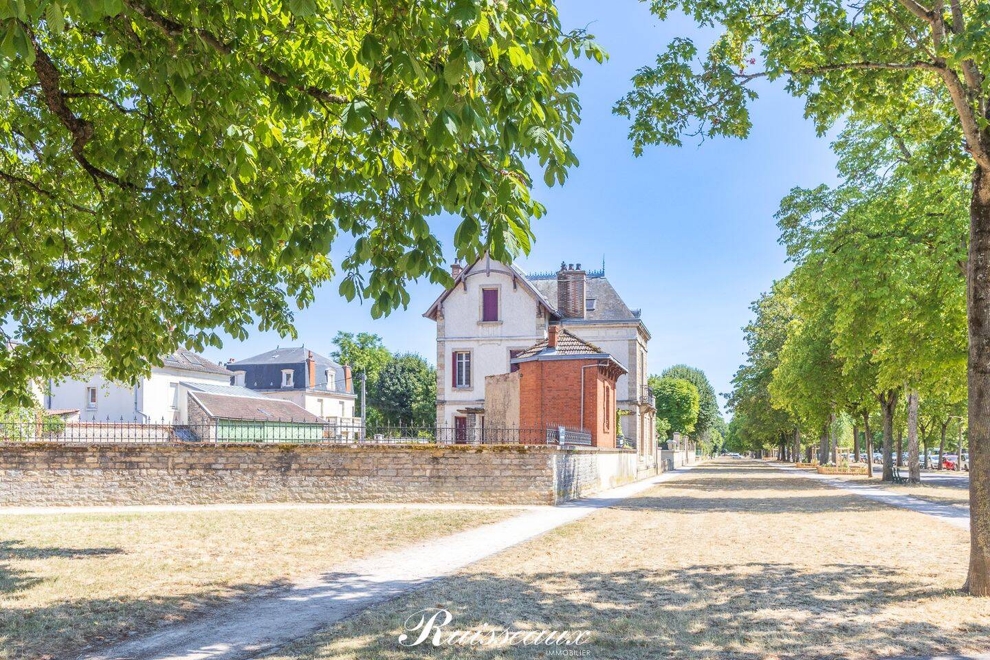 Maison 8 pièces 203 m² · à Dijon · 203 m² · 950 000 €