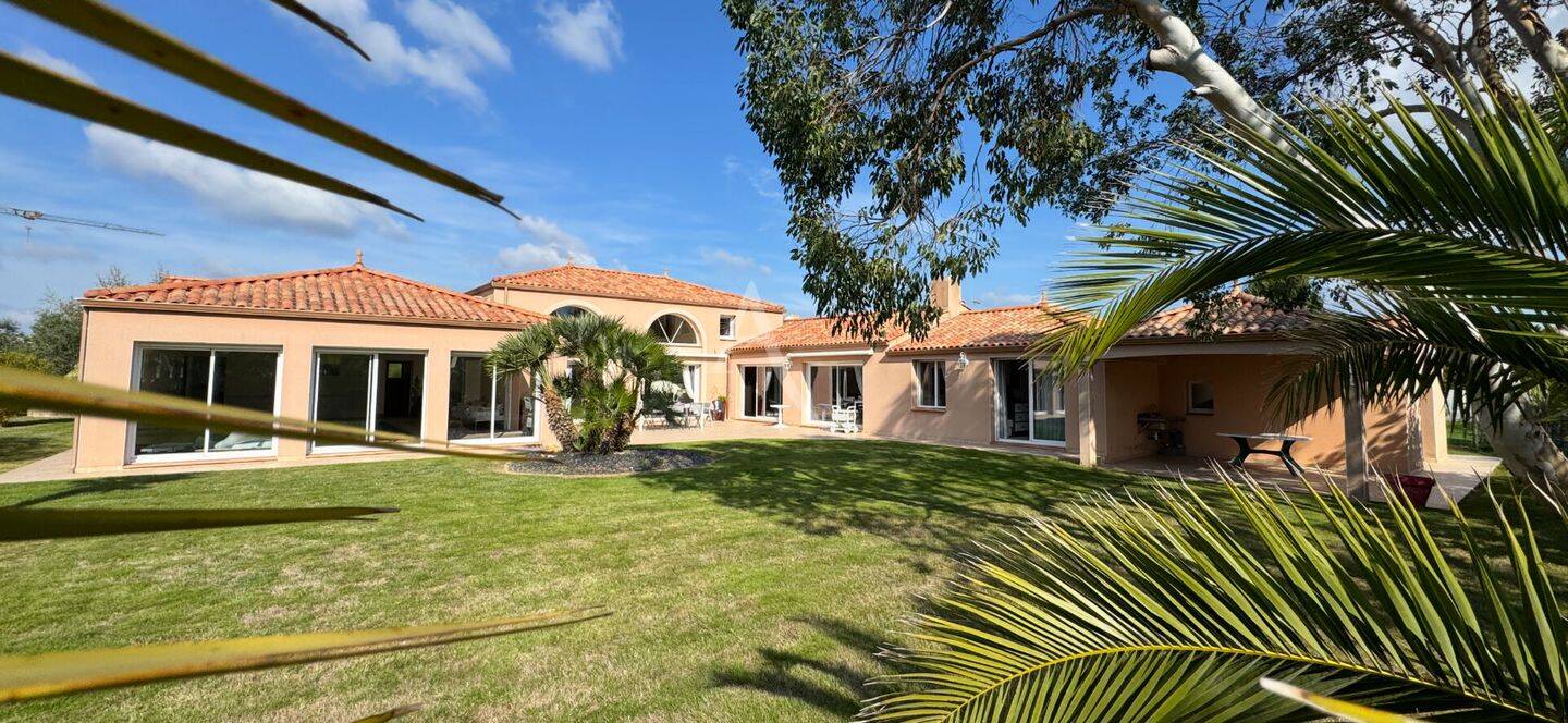 Maison 7 pièces 318 m² · à Le Fenouiller · 318 m² · 998 000 €