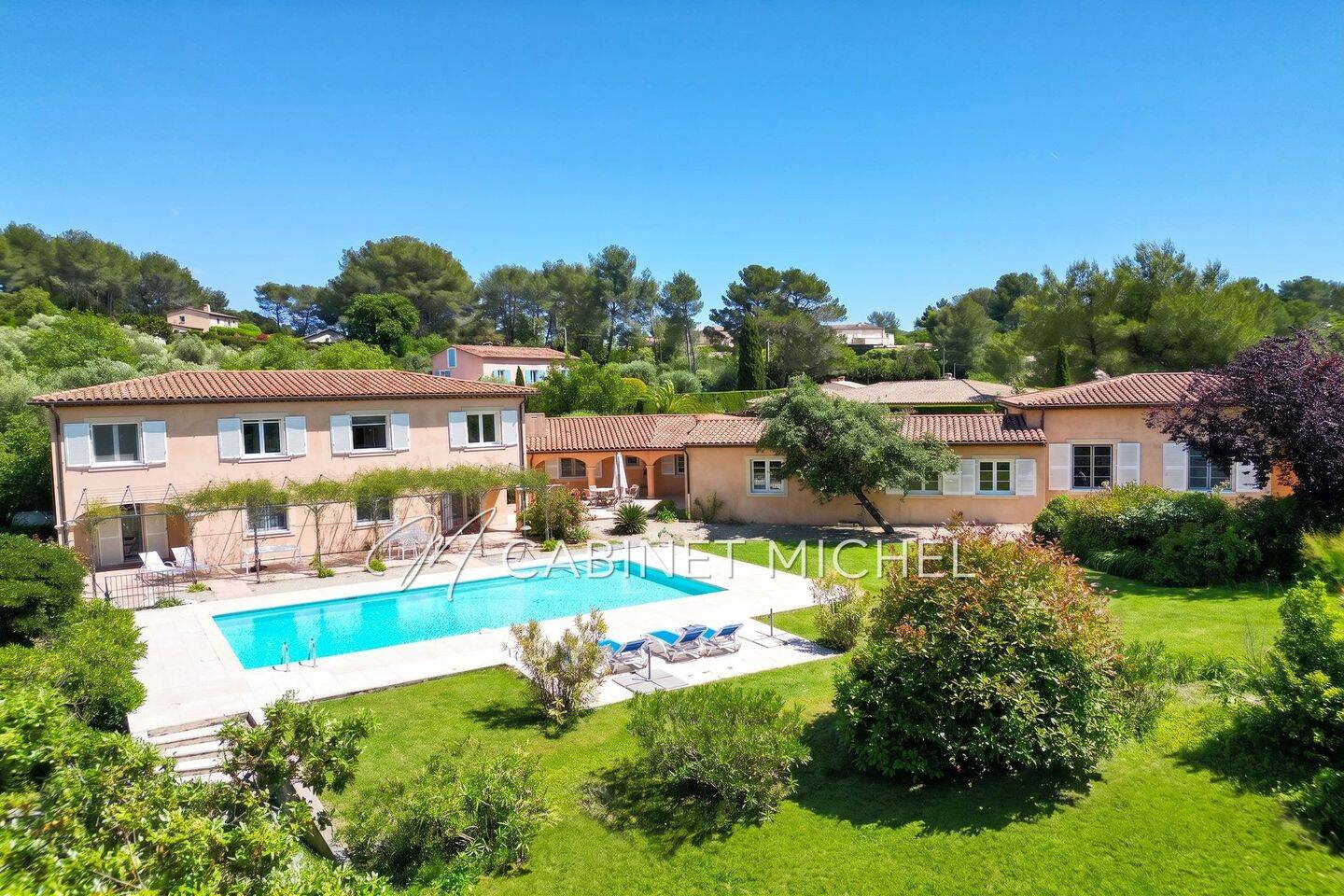 Maison 14 pièces 433 m² · à Roquefort-les-Pins · 433,1 m² · 1 800 000 €