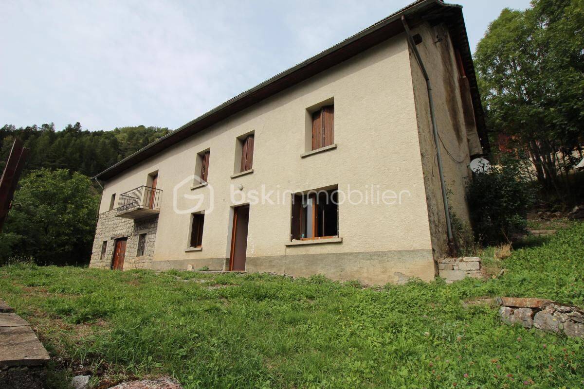 Maison 8 pièces 141 m² · à Orcières · 140,9 m² · 280 000 €