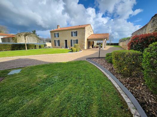 Maison à vendre 399 000 € 8 pièces 6 chambres 158 m² 1 381 m² de terrain Sainte-Gemme-la-Plaine 85400