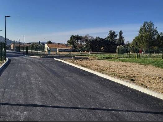 Terrain constructible viabilisé à vendre 125 900 € 502 m² de terrain Domazan 30390