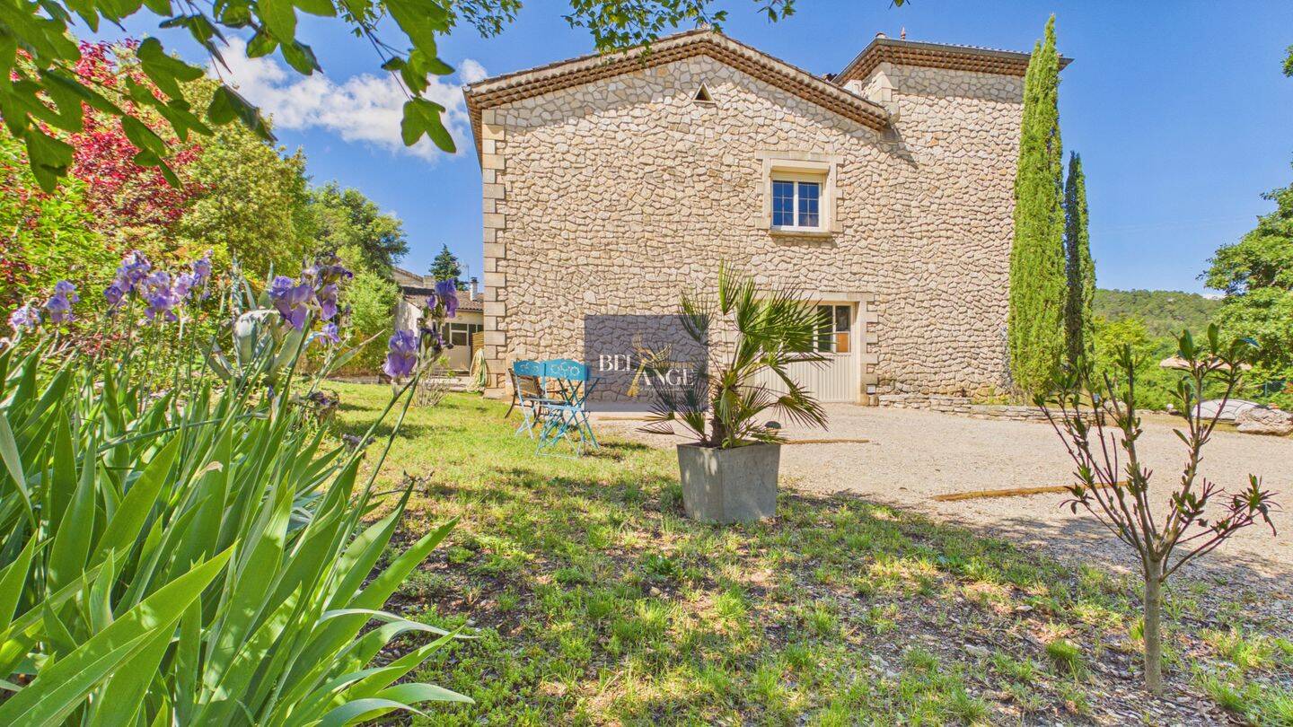 Maison 19 pièces 372 m² · à Salavas · 372 m² · 755 000 €