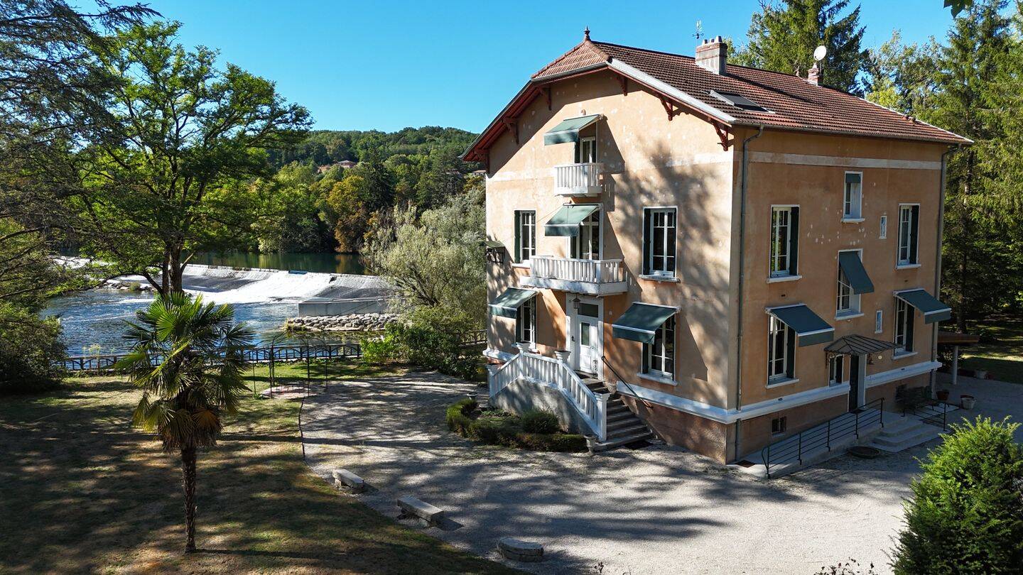 Maison 11 pièces 454 m² · à Neuville-sur-Ain · 454 m² · 750 000 €