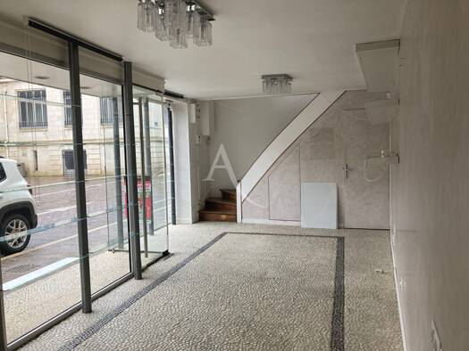 Local commercial à louer 900 € 96 m² de surface de vente Commerce-Marchoux Fontenay-le-Comte 85200