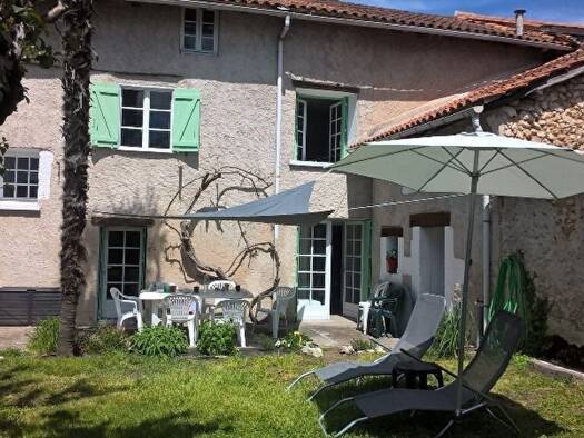 Maison à louer 800 € 4 pièces 3 chambres 87 m² 217 m² de terrain Saint-Léon-sur-l'Isle 24110