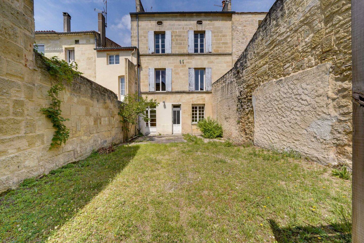 Maison 11 pièces 260 m² · à Saint-André-de-Cubzac · 260 m² · 223 000 €