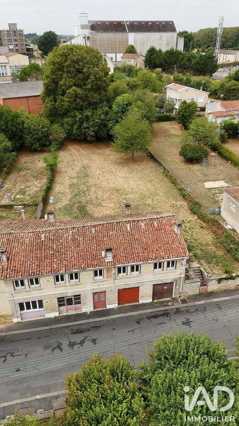 Maison 6 pièces 127 m² · à Civray · 127 m² · 70 000 €