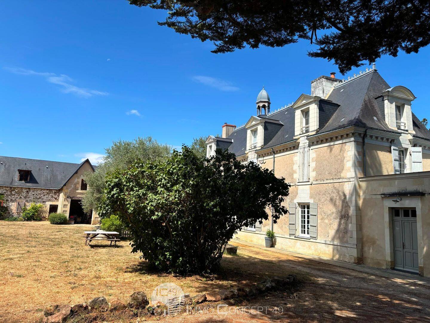 Maison 11 pièces 321 m² · à Brissac Loire Aubance · 321 m² · 794 000 €