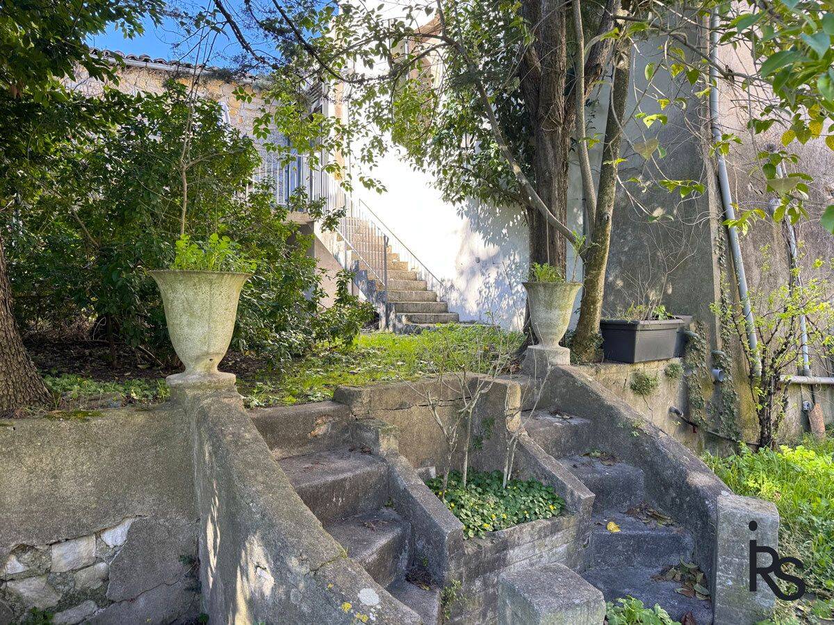 Maison 9 pièces 260 m² · à Villeneuve-de-Berg · 260 m² · 259 000 €