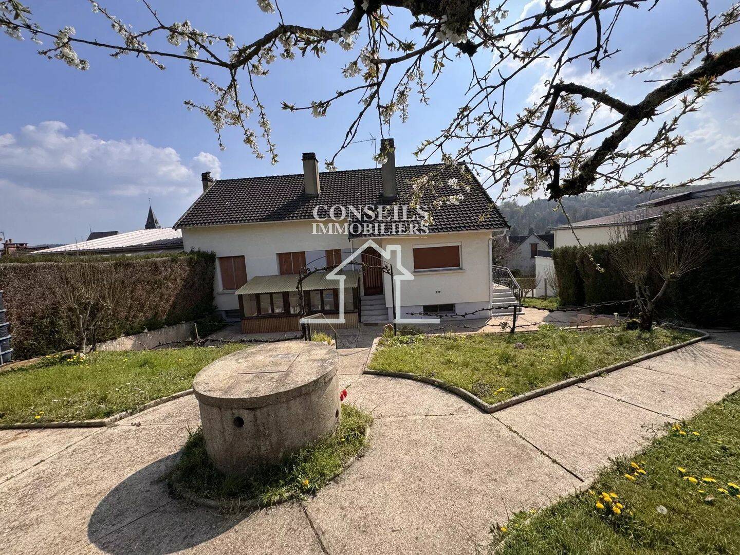 Maison 8 pièces 142 m² · à Saint-Julien-du-Sault · 142 m² · 160 000 €