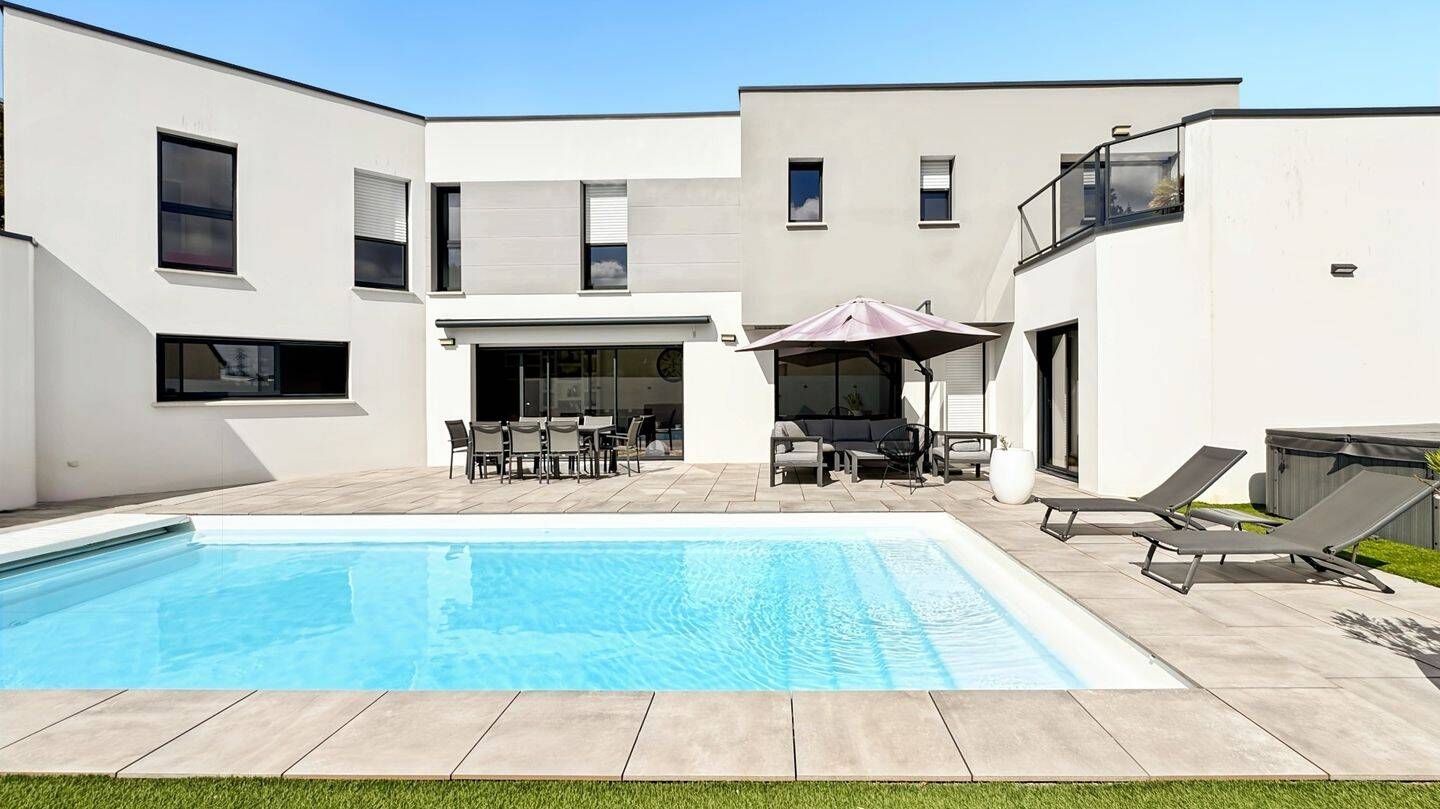 Maison 9 pièces 223 m² · à Saint-Barthélemy-d'Anjou · 223 m² · 1 070 000 €
