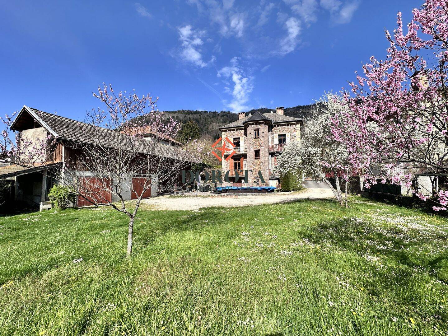Maison 6 pièces 300 m² · à Crêts en Belledonne · 300 m² · 449 000 €