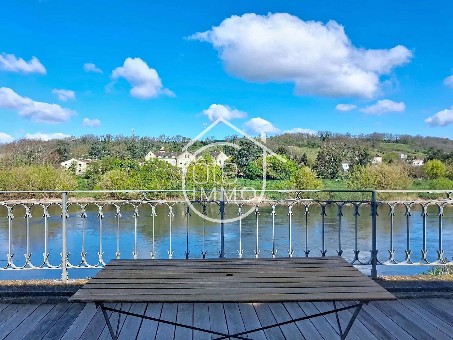 Maison 6 pièces 219 m² · à Sainte-Foy-la-Grande · 219 m² · 352 000 €
