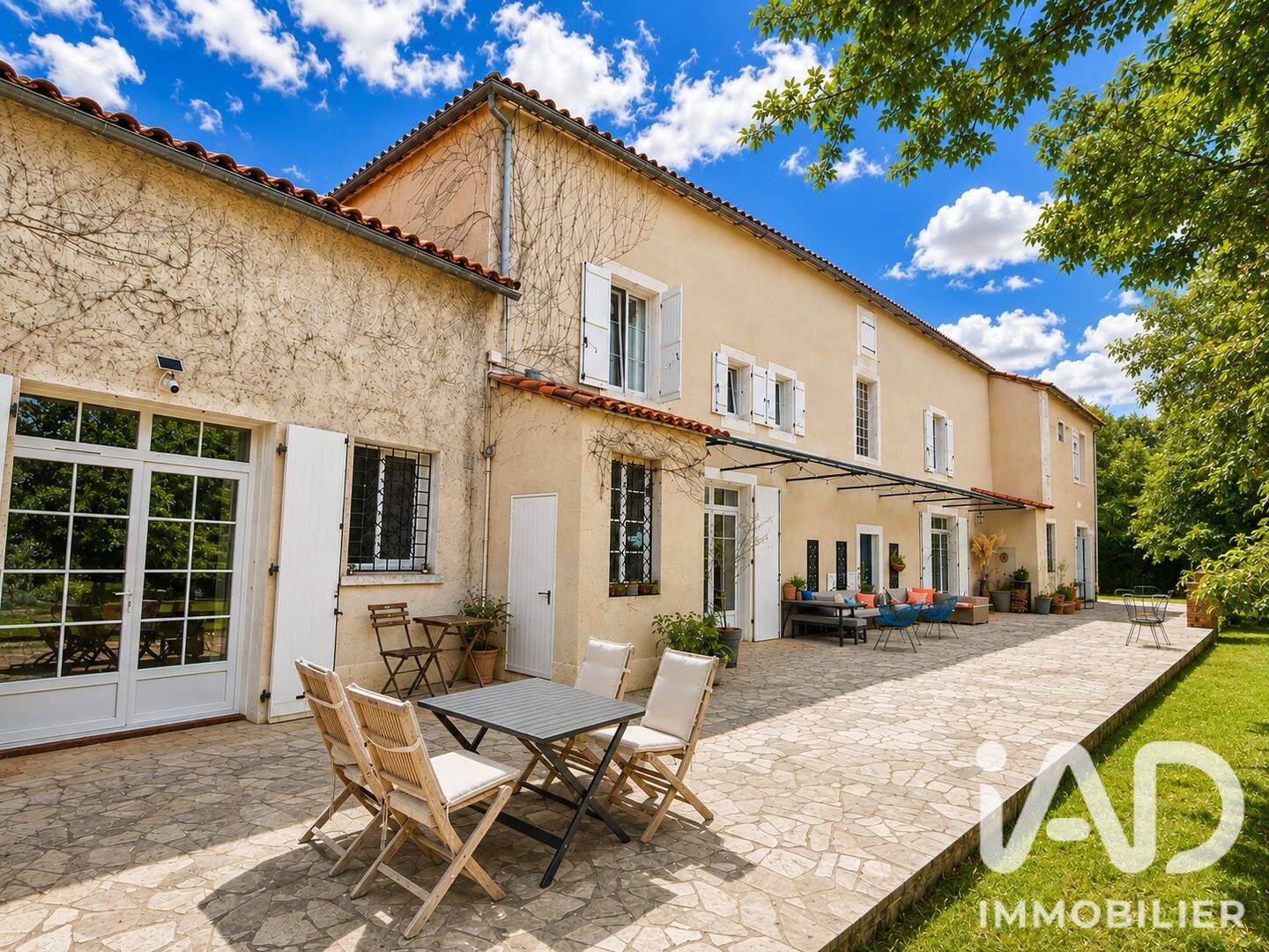 Maison 8 pièces 353 m² · à Saint-Claud · 353 m² · 440 000 €