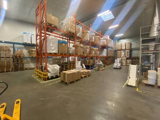 Local d'activités à louer 1 500 € 171 m² d'espace de stockage Manziat 01570