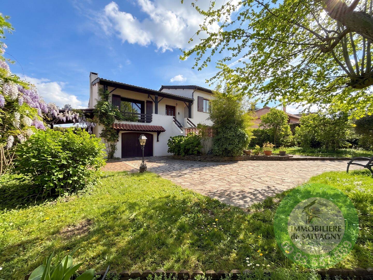Maison 7 pièces 200 m² · à Dommartin · 200 m² · 550 000 €