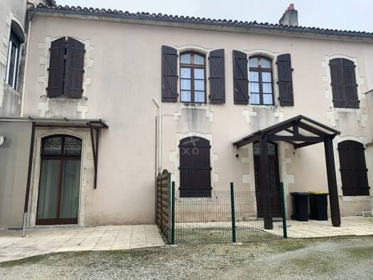 Immeuble à vendre 300 000 € 296 m² Ruffec 16700