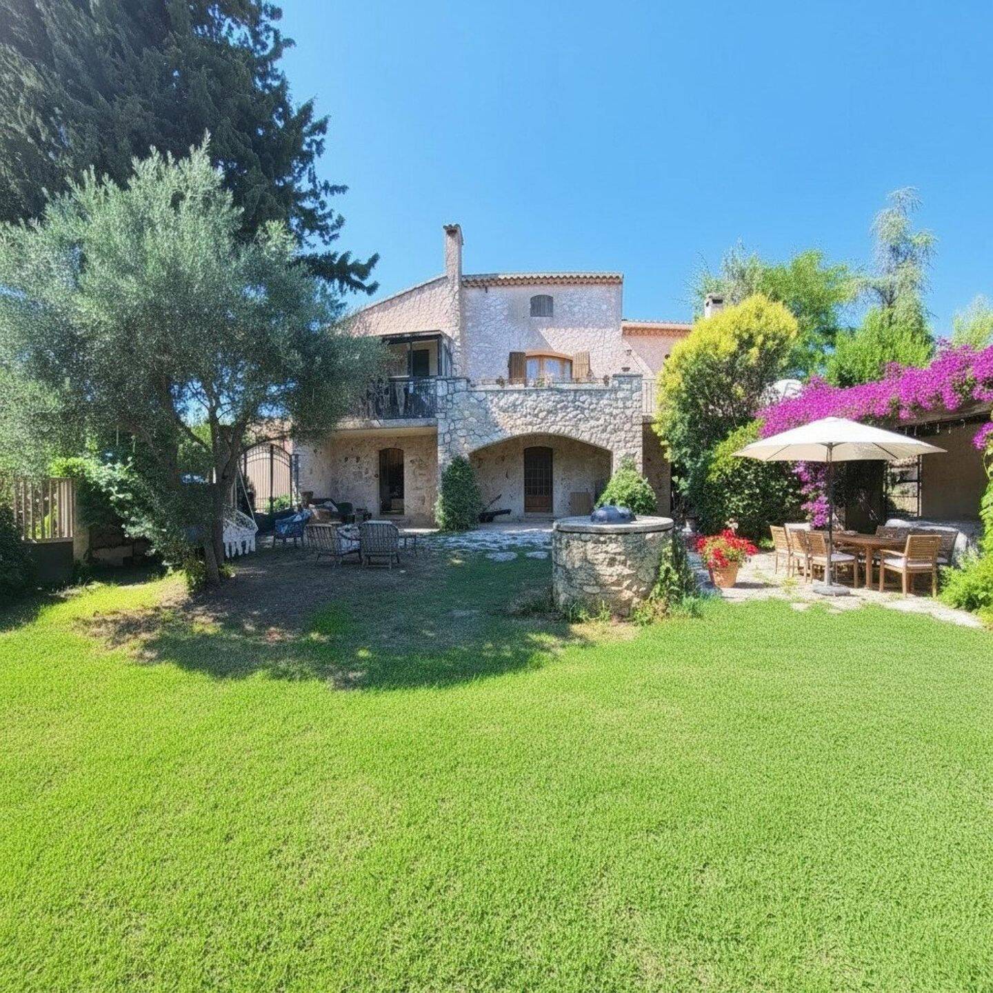 Maison 8 pièces 205 m² · à Robion · 205 m² · 449 000 €