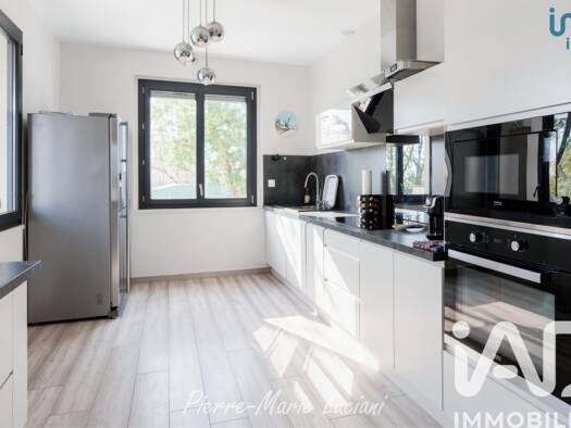 Maison de plain-pied à vendre 474 000 € 5 pièces 3 chambres 125 m² 776 m² de terrain La Tour-d'Aigues 84240