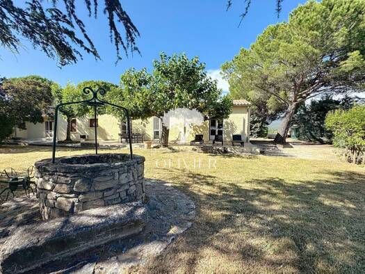 Maison de plain-pied à vendre 449 000 € 7 pièces 5 chambres 250 m² 5 344 m² de terrain Saint-Saturnin-lès-Apt 84490