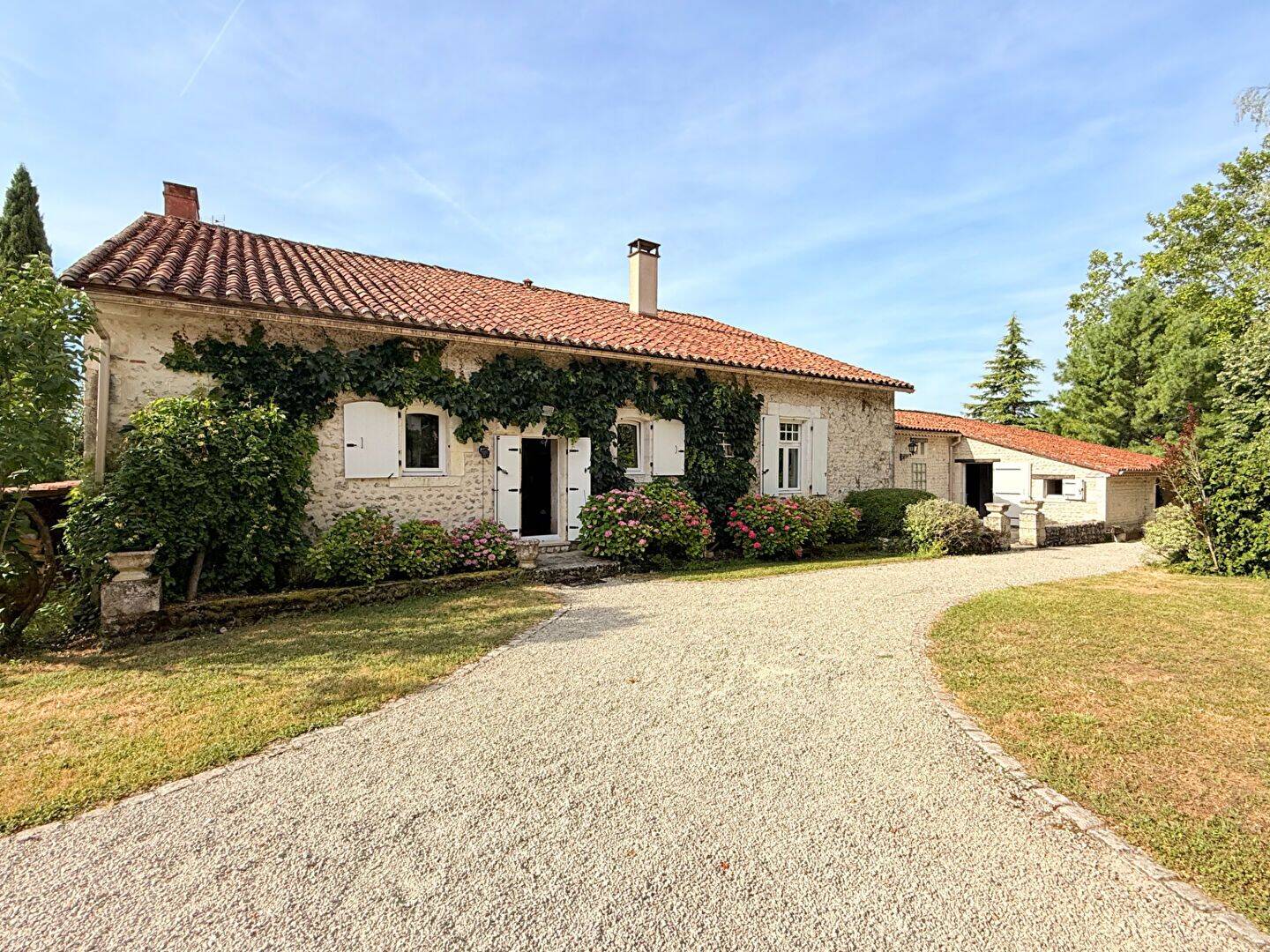 Maison 7 pièces 313 m² · à Montmoreau · 313 m² · 580 000 €
